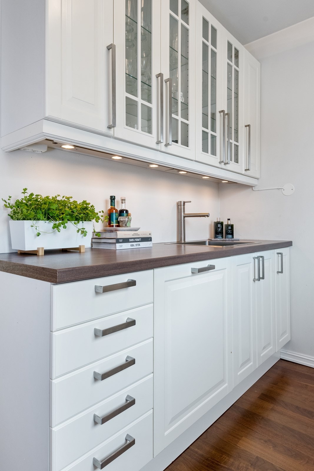 Det er rikelig med skap- og benkeplass. Alle hvitevarer er integrert. Galleribilde