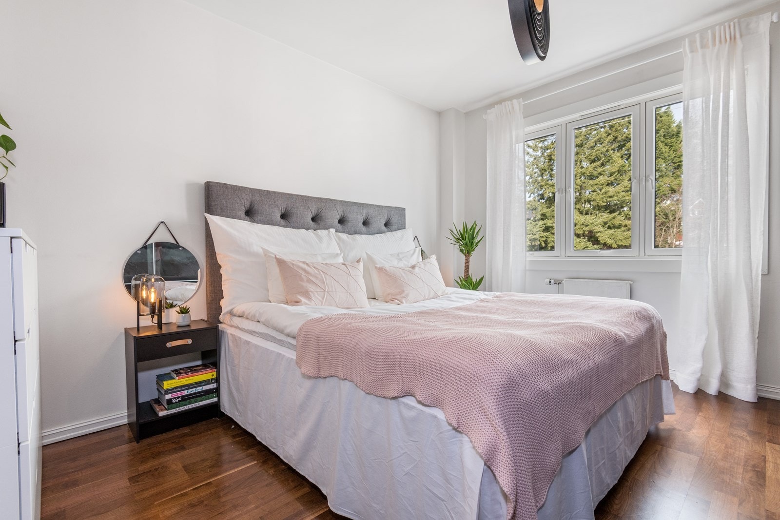 Stort soverom med god plass til dobbeltseng og garderobe. Galleribilde