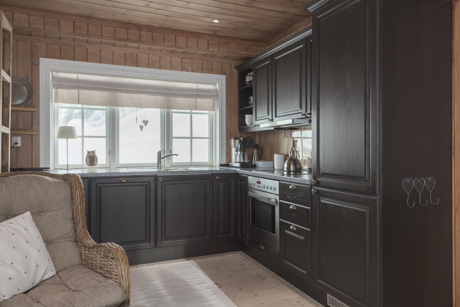 Praktisk og lekkert kjøkken i sort utførelse. Galleribilde