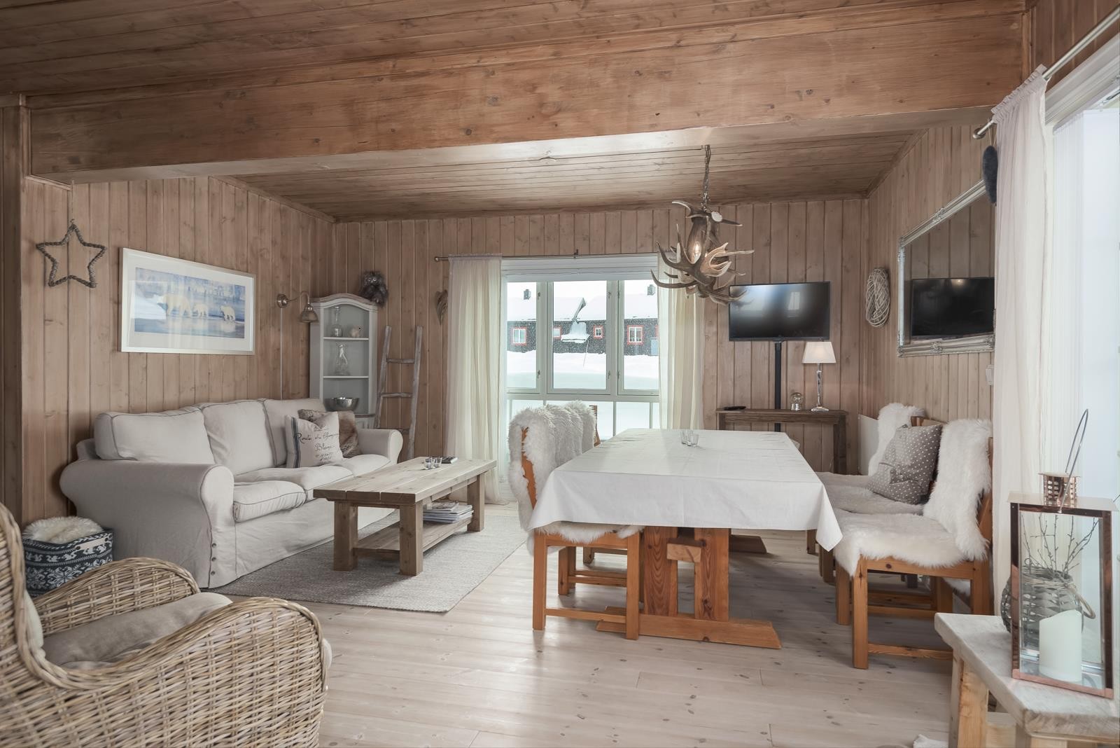 Sofa, spisebord med mer. Fra stuen er det utgang til markterrasse med flott utsyn mot skitrekket. Galleribilde