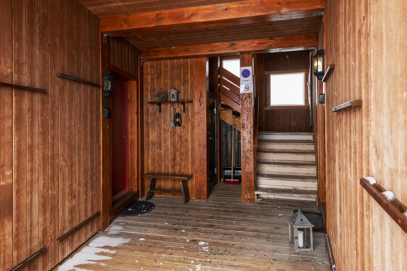 Inngangsparti. Leiligheten disponerer sportsbod (deles med nabo). Galleribilde