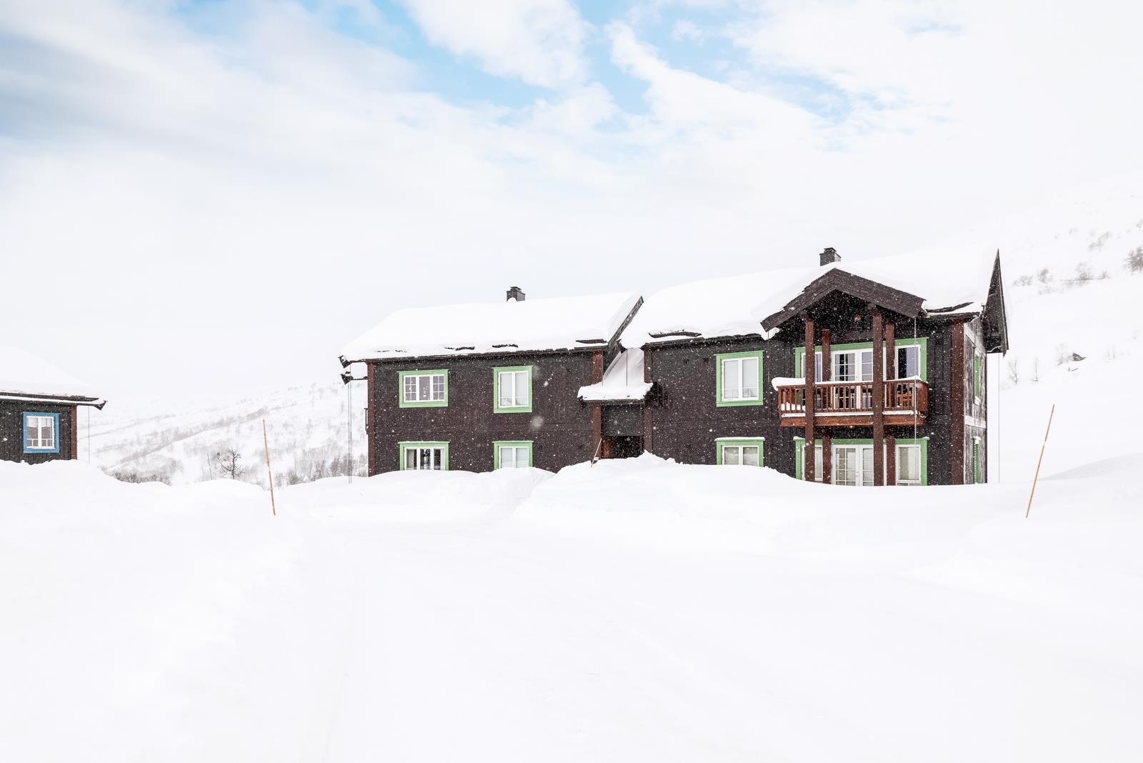 Leiligheten ligger i første rekke mot skibakken. Her er det ski in/out, per definisjon. Galleribilde