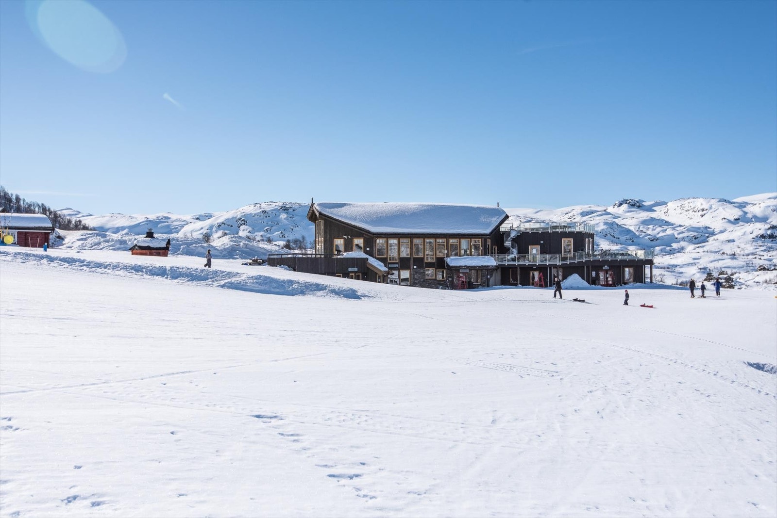 Anlegget har varmestue med matservering, after ski (alle rettigheter) og sportsbutikk. Galleribilde