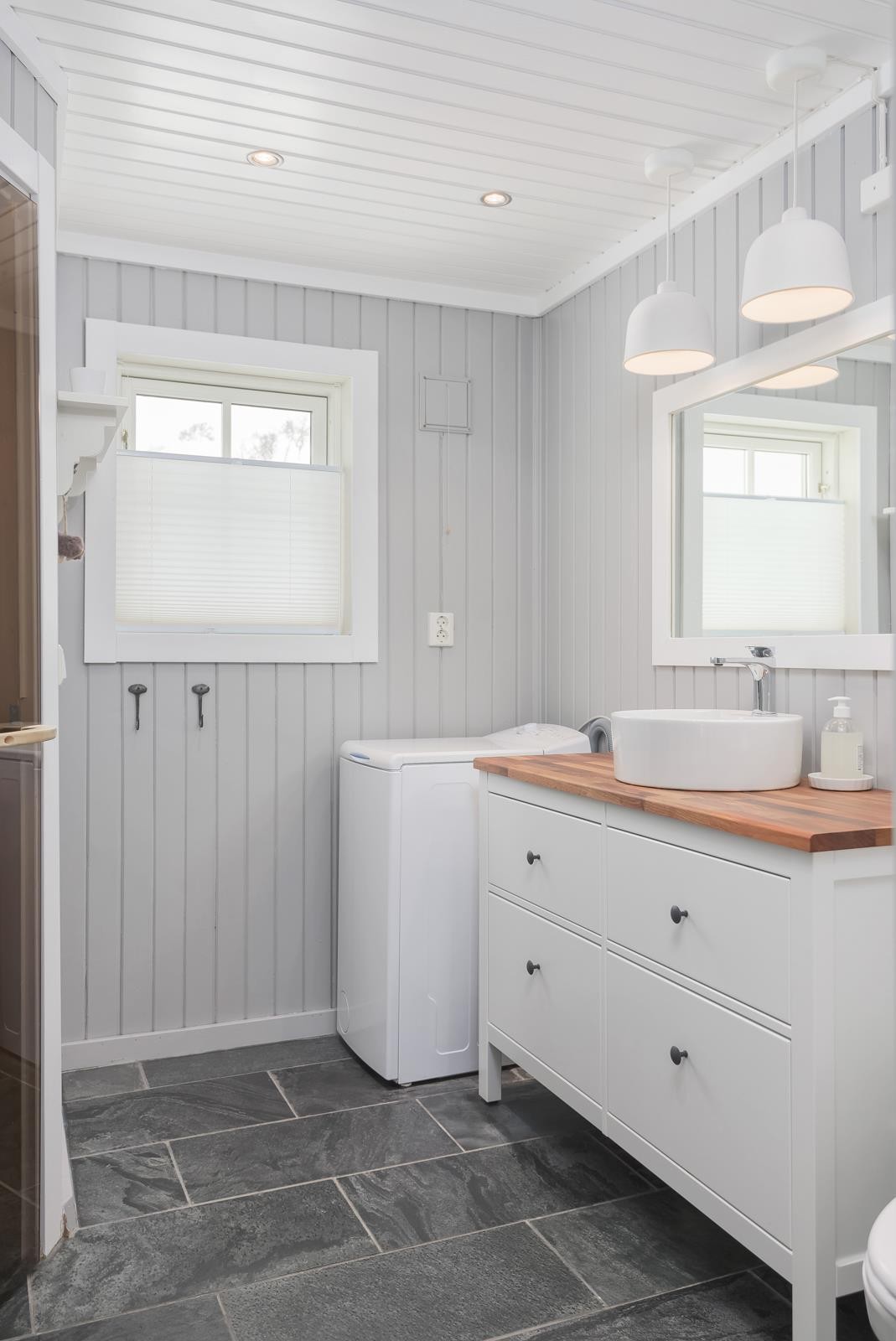 Pent bad med flisbelagt gulv/varmekabler, vaskemaskin, dusjkabinett, klosett, kommode og bolleservant. Galleribilde