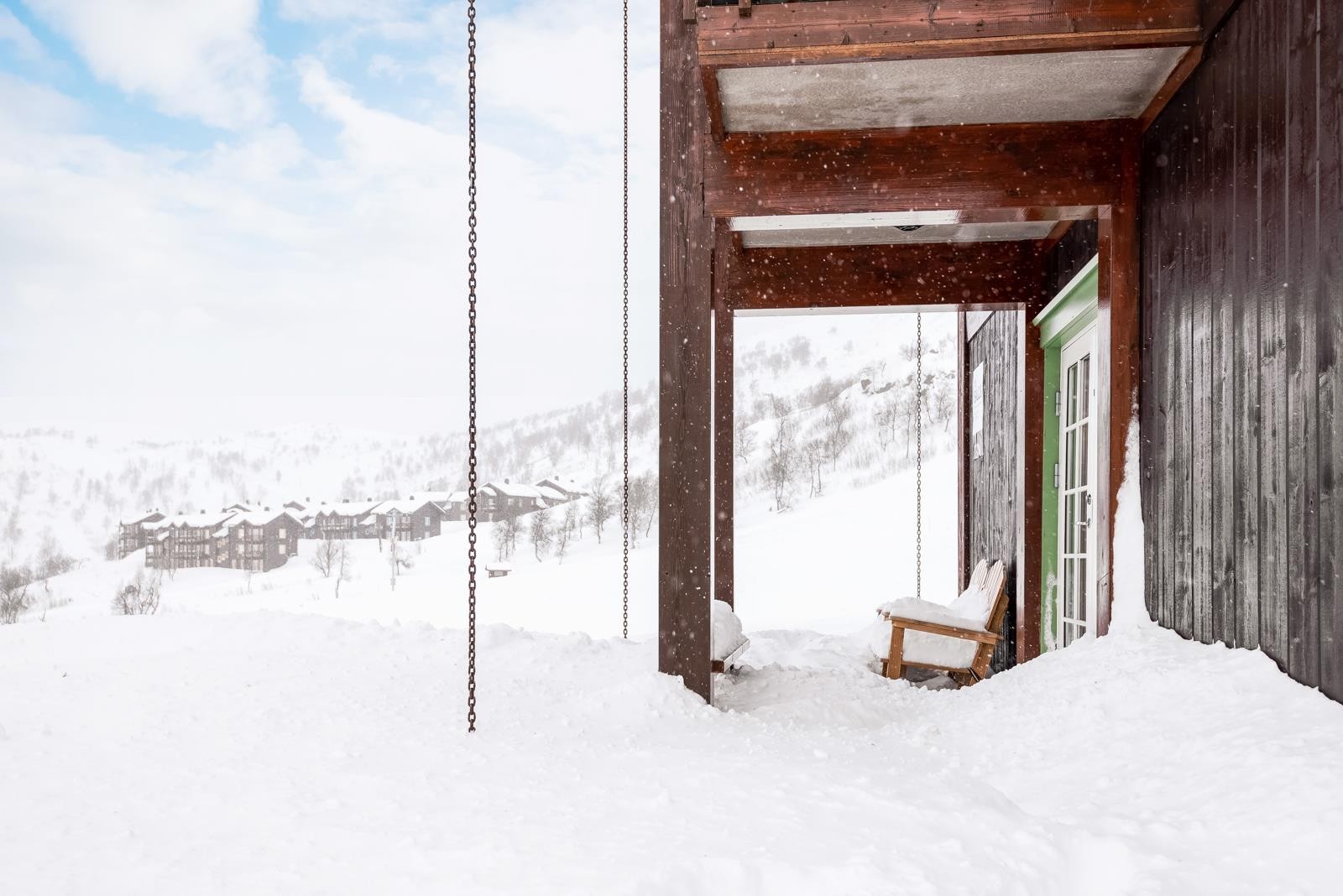 Råsali ligger høyt og fritt på Vågslid. Fra terrassen er det flott utsikt mot blant annet skibakken. Her er det herlig å sitte på solfylte påskedager! Galleribilde