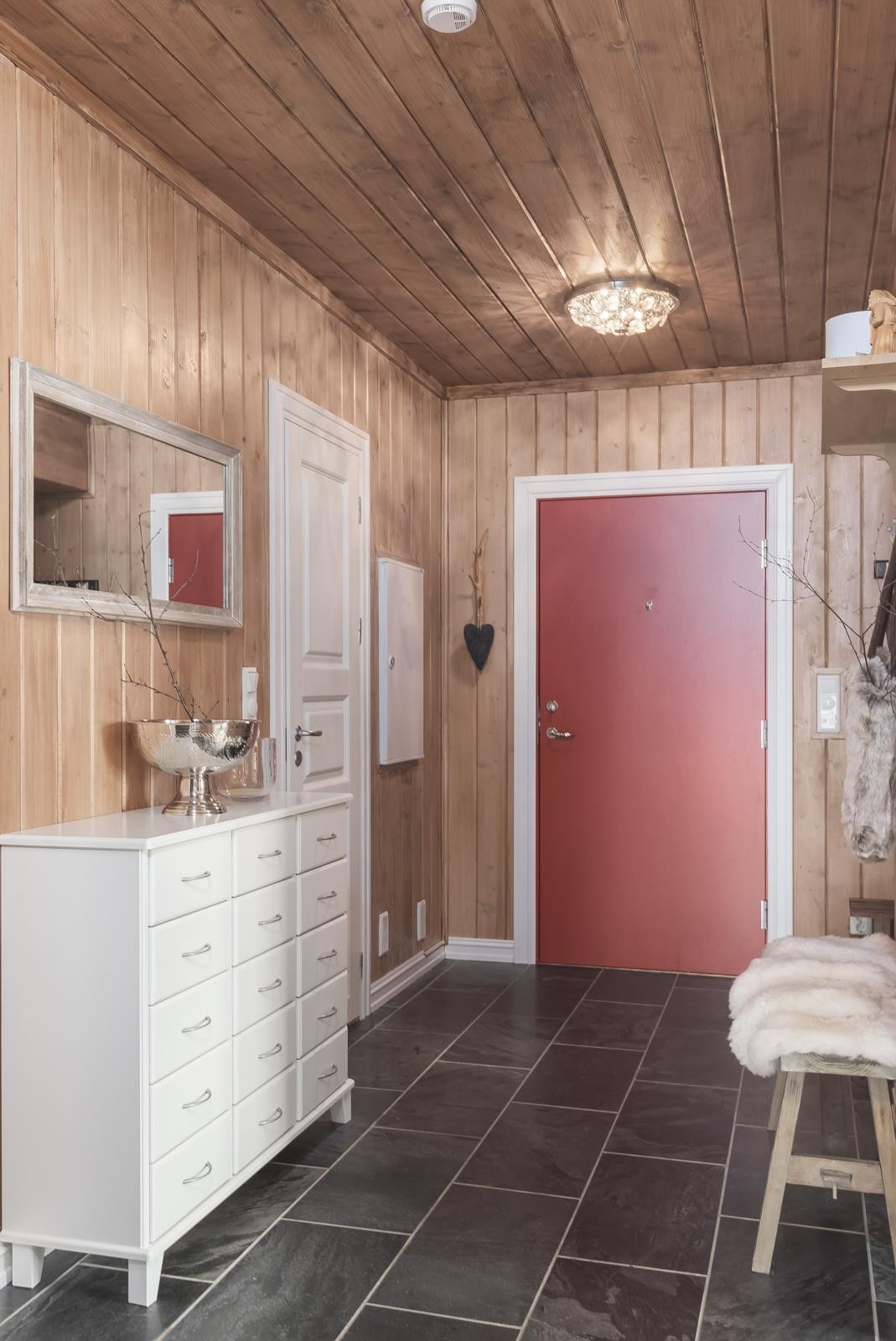 Gang/entré med skiferfliser/varmekabler på gulv. Adkomst til bod. Galleribilde