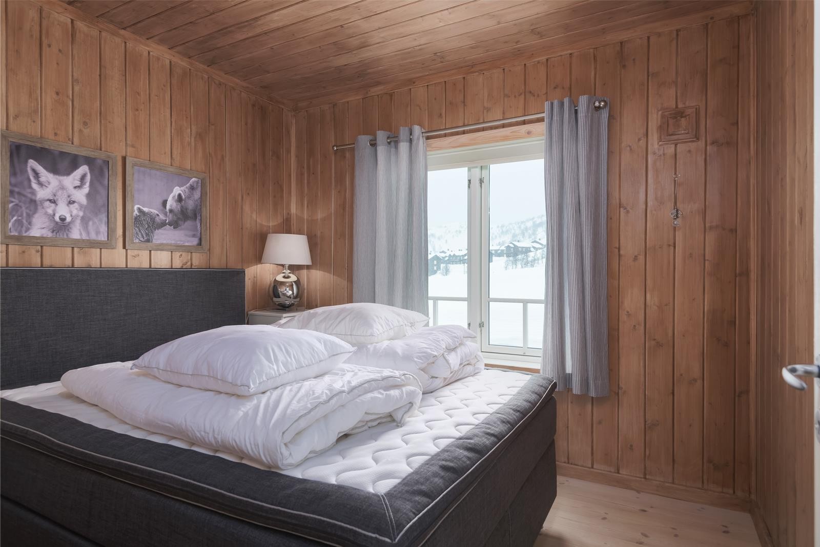 Foreldresoverom med dobbeltseng. Galleribilde