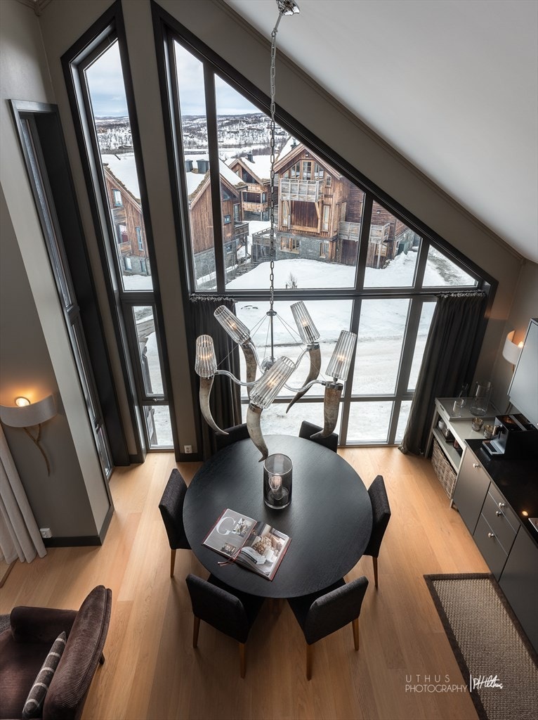 Fra hems mot spisestue Galleribilde