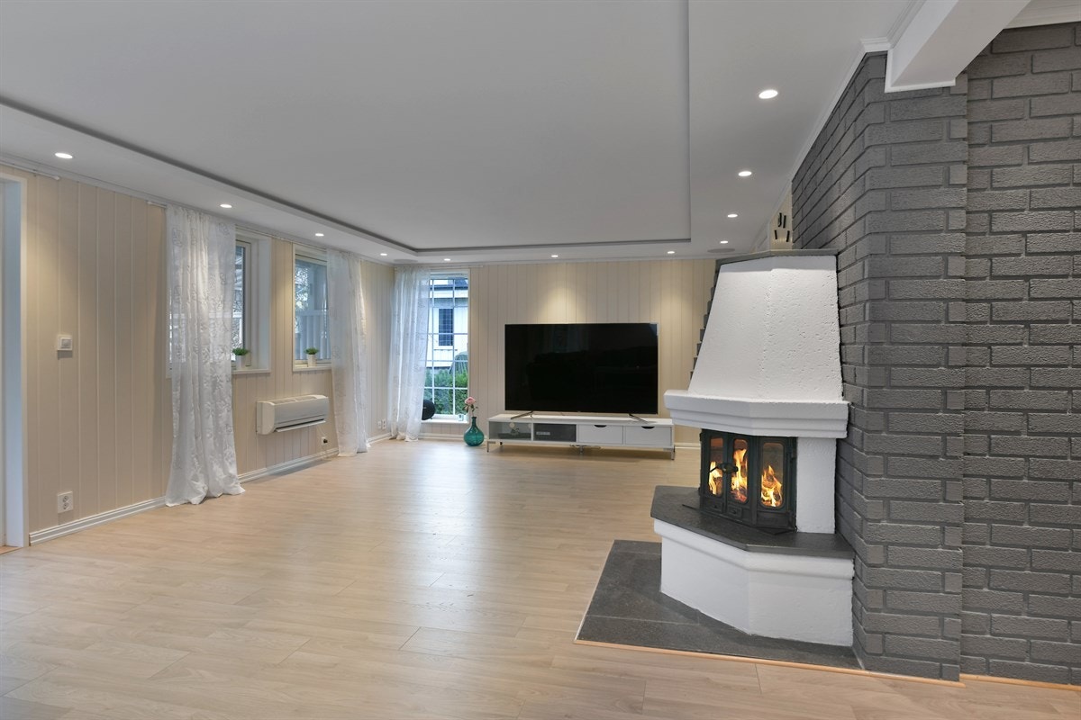 Stuen har hjørnepeis for ekstra kos og varme. Galleribilde