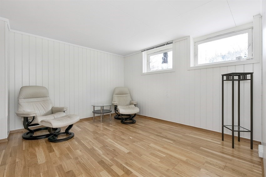 Romslig stue i utleiedelen. Galleribilde