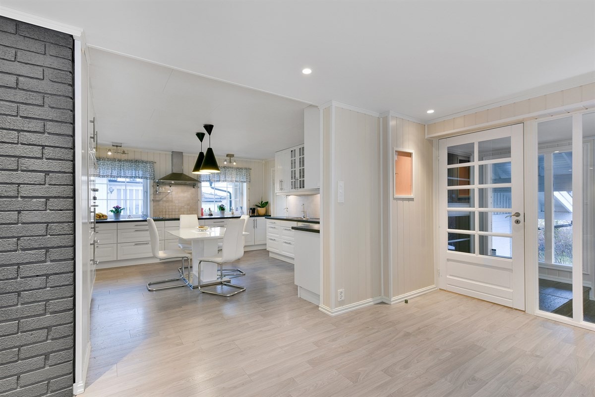 Kjøkkenet har spiseplass og ble oppgradert med ny kjøkkeninnredning i perioden 2010/2012. Galleribilde