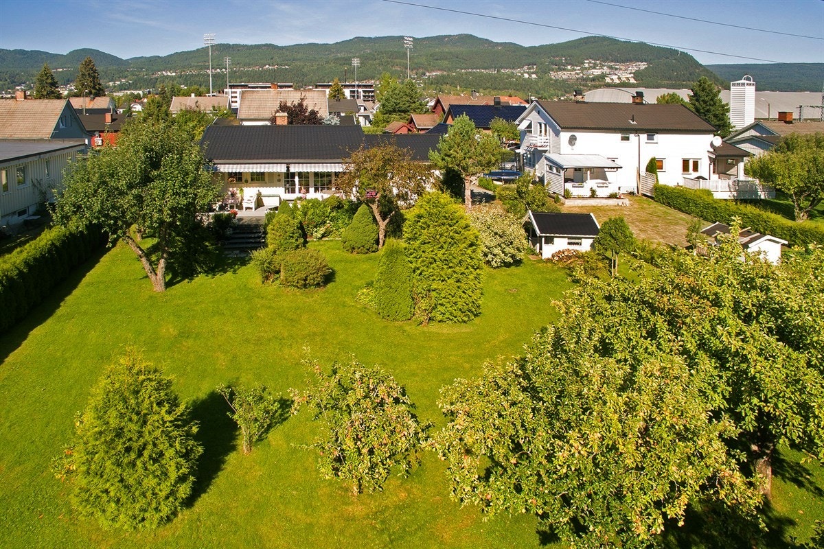 Eneboligen ligger i et skjermet og svært barnevennlig boligområde på Soløsjordet i Mjøndalen. Galleribilde