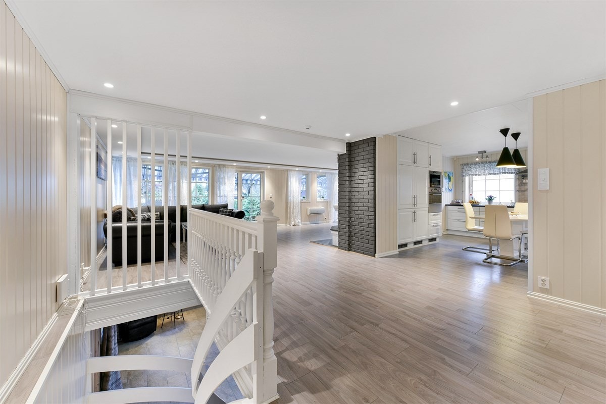 Fra stuen er det trapp ned til underetasjen. Galleribilde