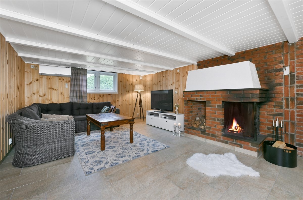 Gulvet er lagt med fliser og gulvvarme som gir en lun atmosfære. Galleribilde