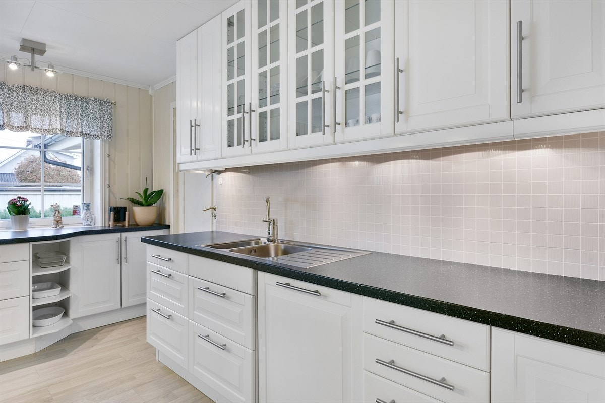 Hvitevarer er integrerte og består av stekeovn, mikro, oppvaskmaskin, platetopp og kjøl/frys, hvorav de to førstnevnte er montert i perfekt arbeidshøyde. Galleribilde