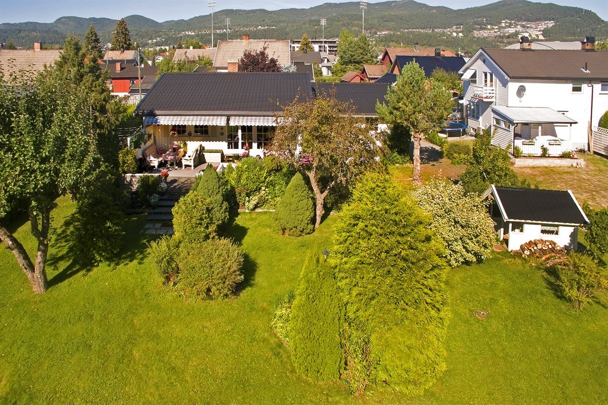 Eiendommen på ca. 1,9 mål innehar flotte, velstelte plenarealer med utnyttelsespotensial. Galleribilde