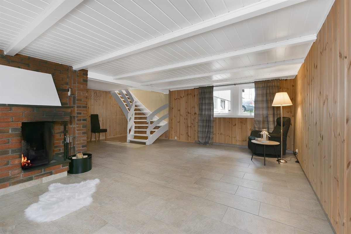 Boligen har i tillegg en like romslig kjellerstue, også denne med god plass for møblement. Galleribilde