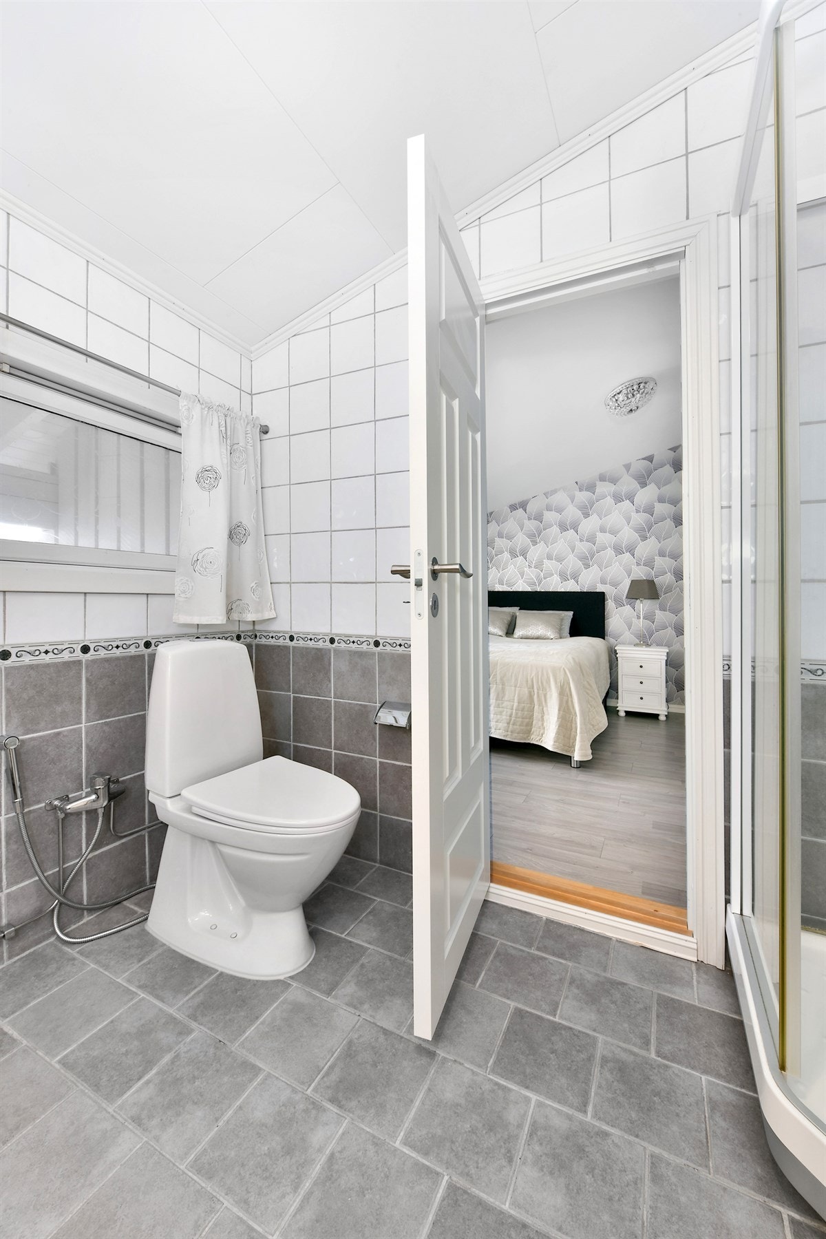 Gulvstående toalett på badet. Galleribilde