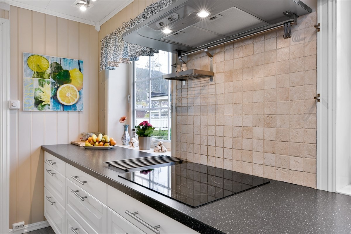 Over benk er det beige veggfliser og benkebelysning. Galleribilde