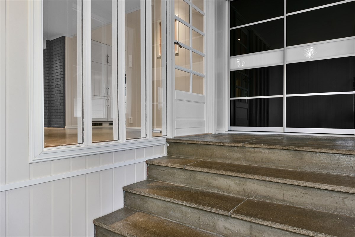 Entren går over 2 nivåer. Galleribilde