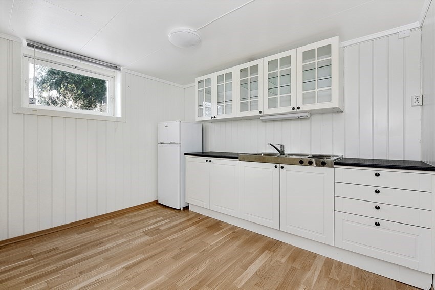 Rommet har parkett på gulv med underliggende gulvvarme, og god plass for spisebord. Galleribilde