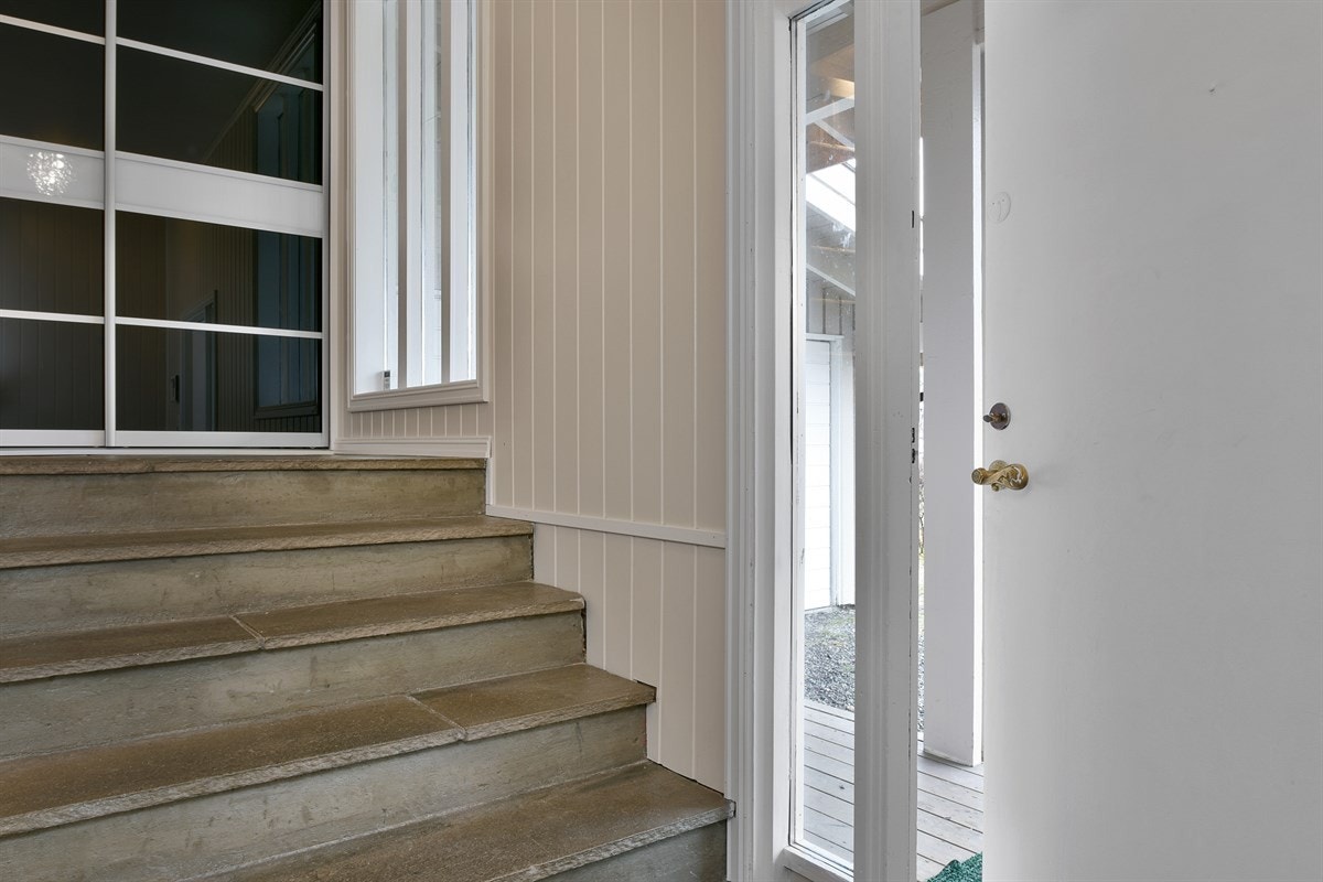 På øverste nivå er det praktisk skyvedørsgarderobe med god plass for familiens yttertøy og sko. Galleribilde