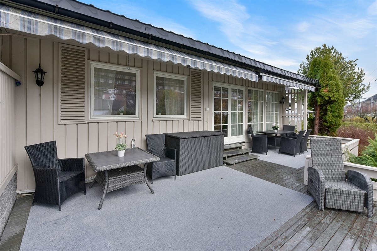 Fra stuen er det dobbelfløyet dør til romslig terrasse og en stor, eventyrlig hage hvor barna kan løpe fritt. Galleribilde