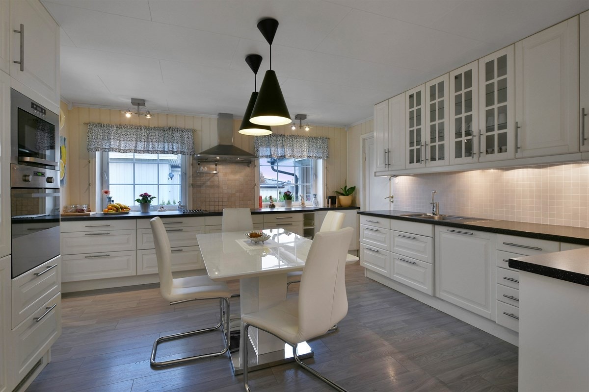 Innredningen er meget praktisk designet i tre ulike seksjoner som tilsammen gir rikelig med benkeplass, samt optimalt med lagringsplass i skuffer og takhøye skap. Galleribilde