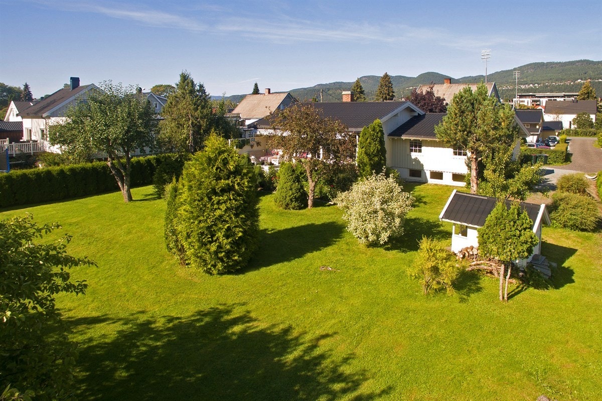 PRIVATmegleren ved John Granly Steen har gleden av å presentere denne flotte eneboligen med praktfull hage, ca. 1,9 mål tomt og garasje. Eiendommen har en utleiedel med leieinntekter på kr 9000,- pr. mnd. Galleribilde