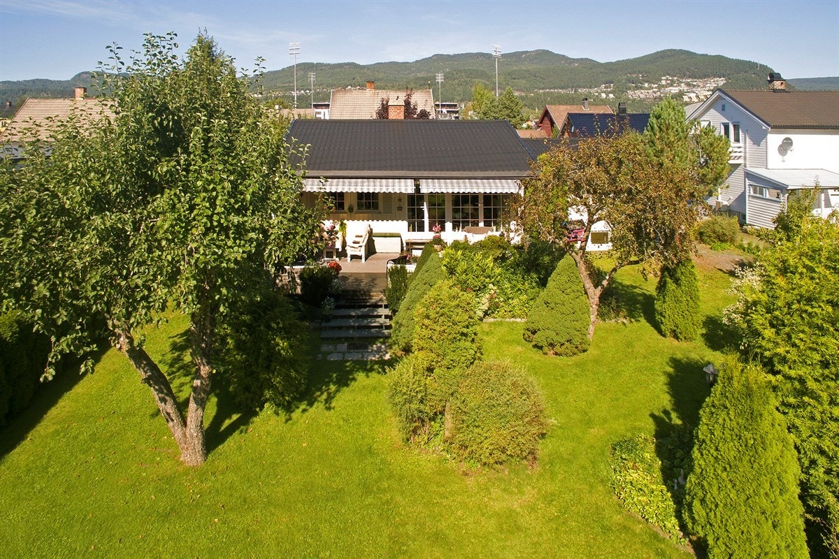 Boligen ligger kun et steinkast fra nye stadionanlegg med kunstgressbaner og idrettshall. Galleribilde