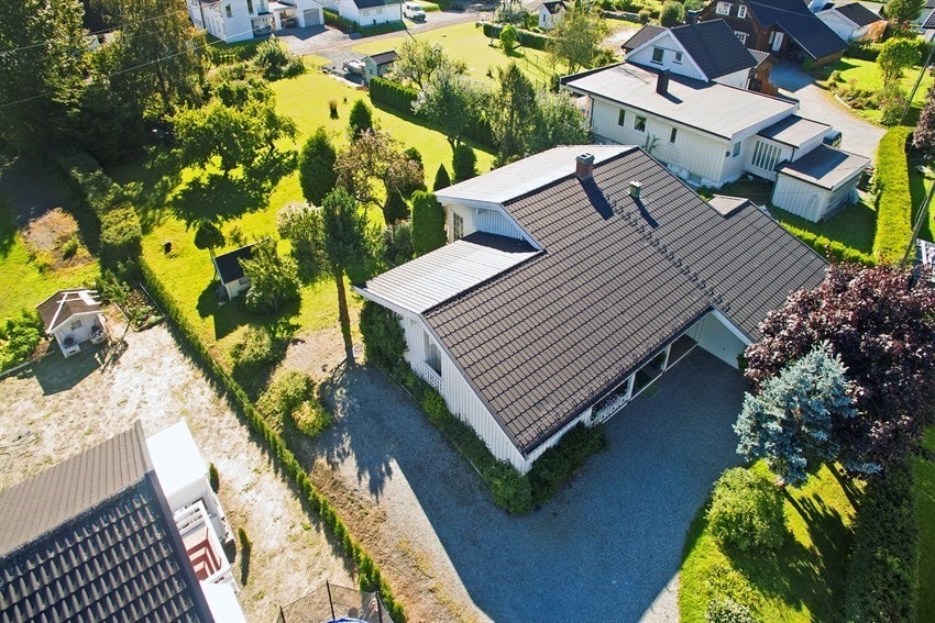 Fra eiendommen er det gangavstand til Mjøndalen barneskole, Veiavangen ungdomsskole, Mjøndalen sentrum og togstasjon. Galleribilde