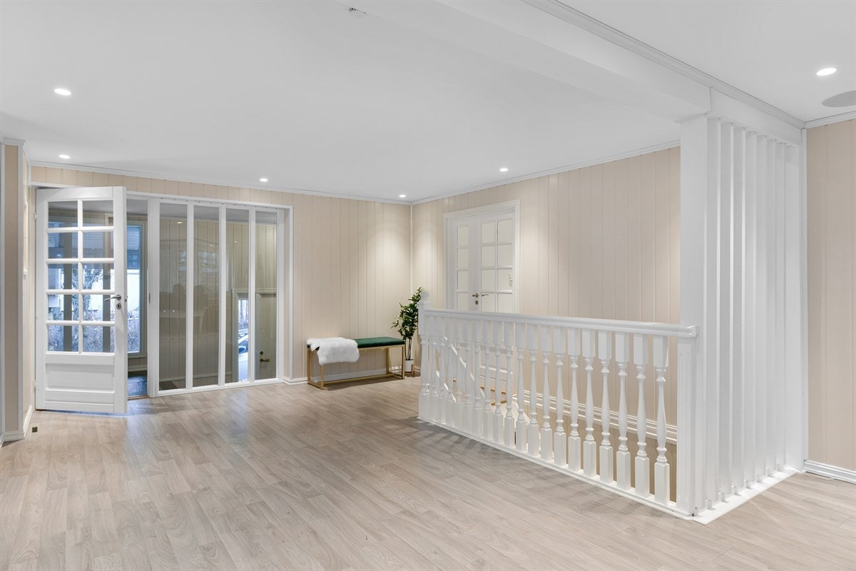 Fra stuen og ut til entreen. Galleribilde