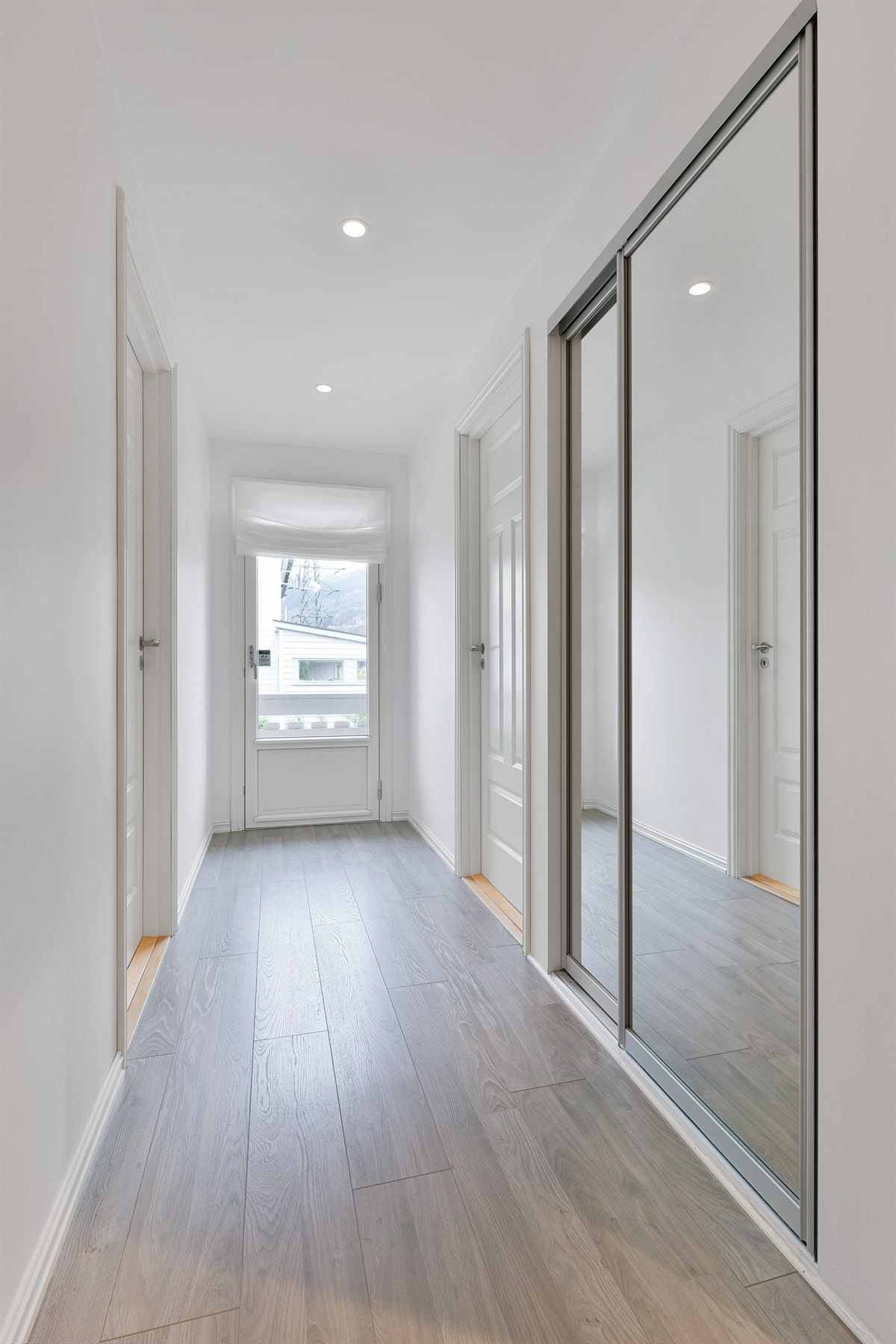 Eneboligen har tre gode soverom som ligger fint avskjermet i egen soveromsfløy i første etasje. Galleribilde