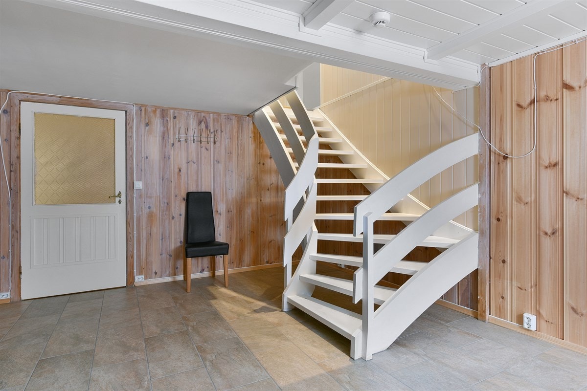 Trappen ned til underetasjen. Galleribilde