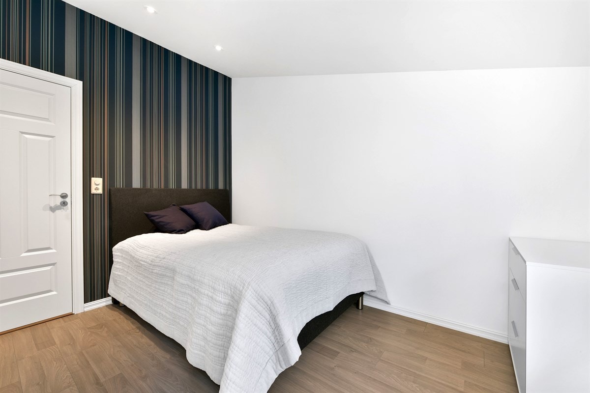 Soverom 2. To av rommene har downlights, og alle er utstyrt med garderobeskap. Galleribilde