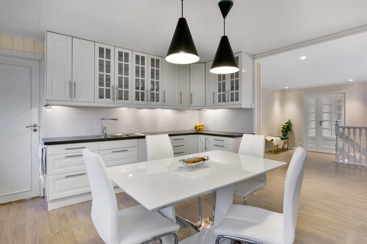 Kjøkkenet har dessuten sin egen utgang til hagen. Galleribilde