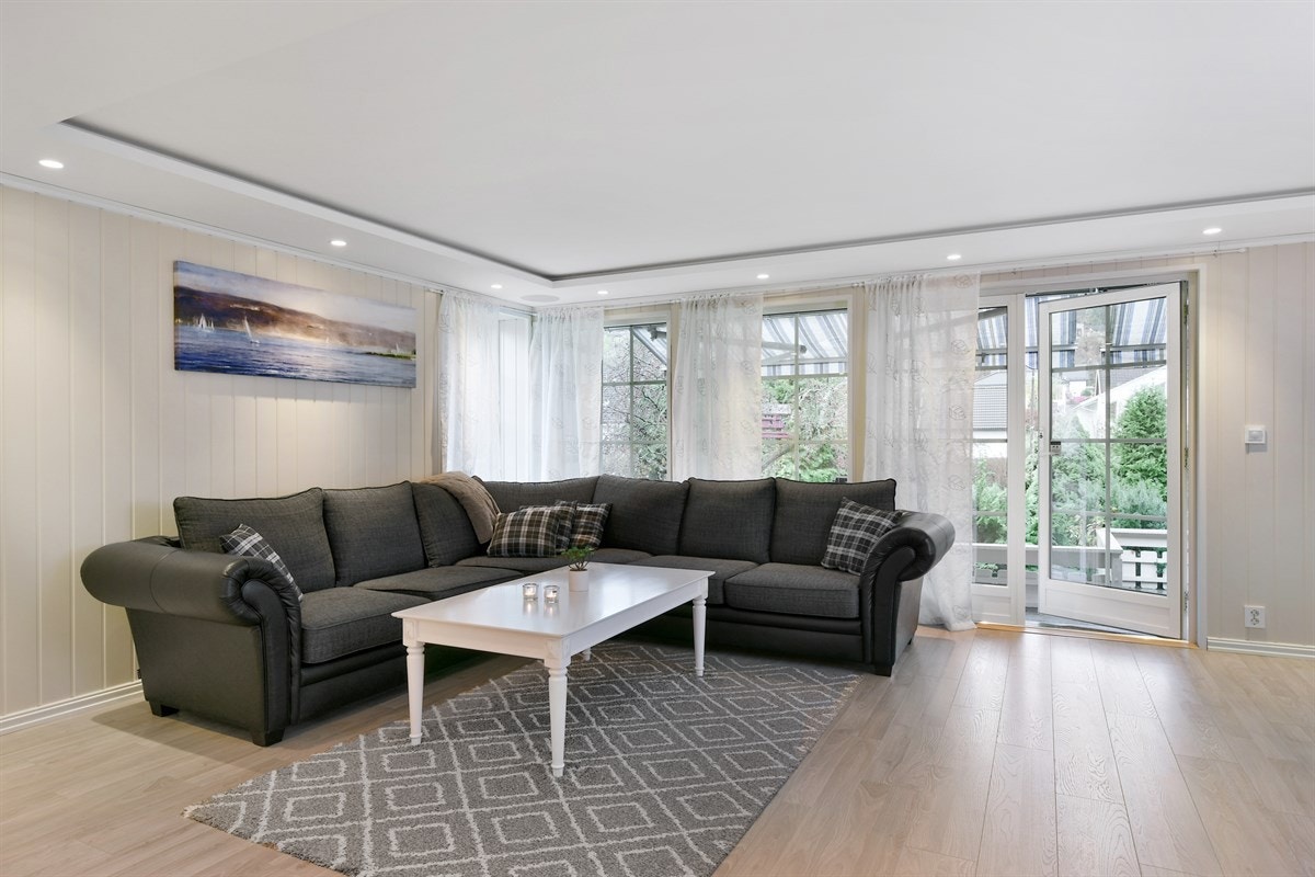 Eneboligen har en stor vinkelstue i første etasje, beliggende i delvis åpen løsning mot kjøkkenet. Galleribilde