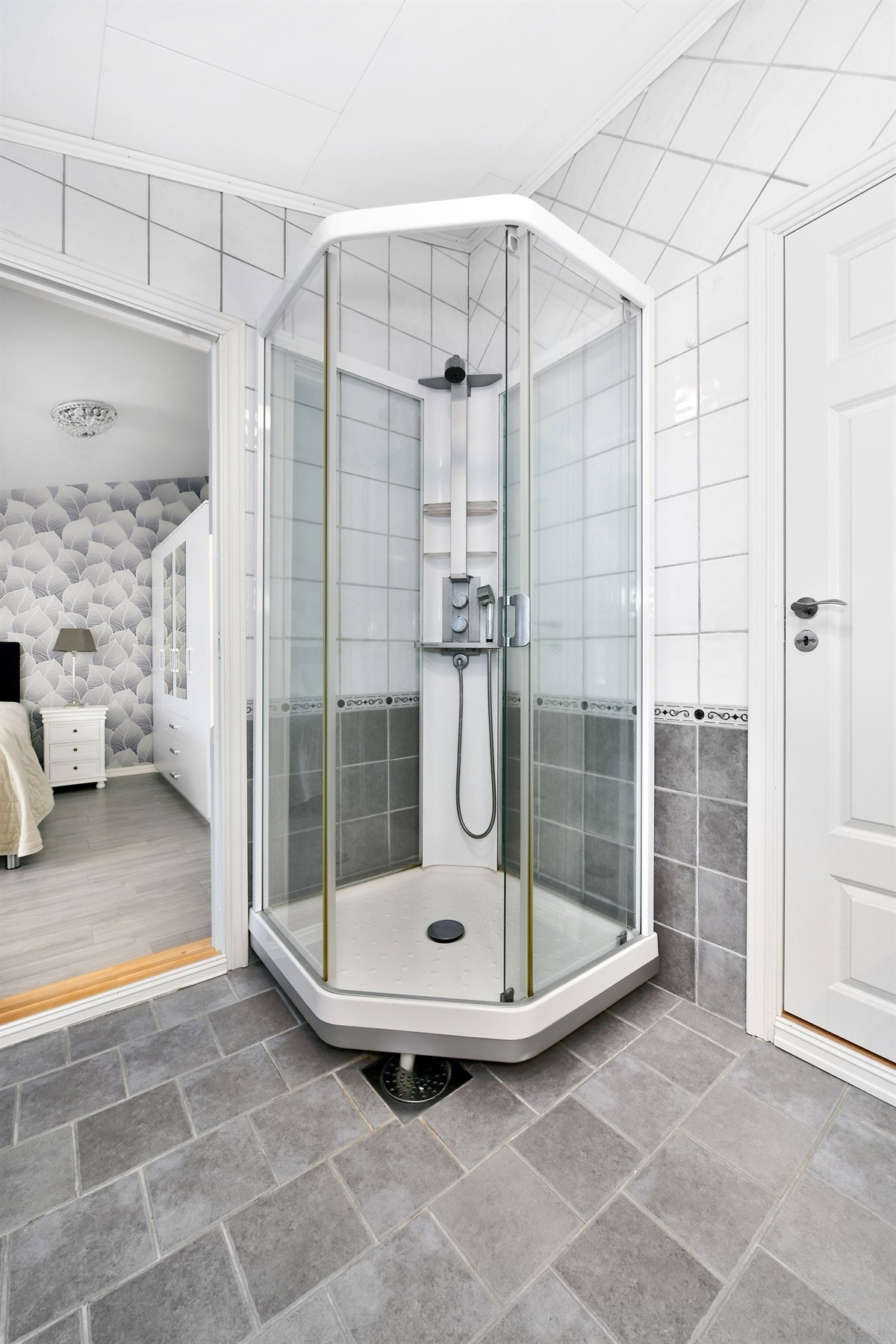 Boligen har et baderom med fliser på gulv og vegger. Galleribilde