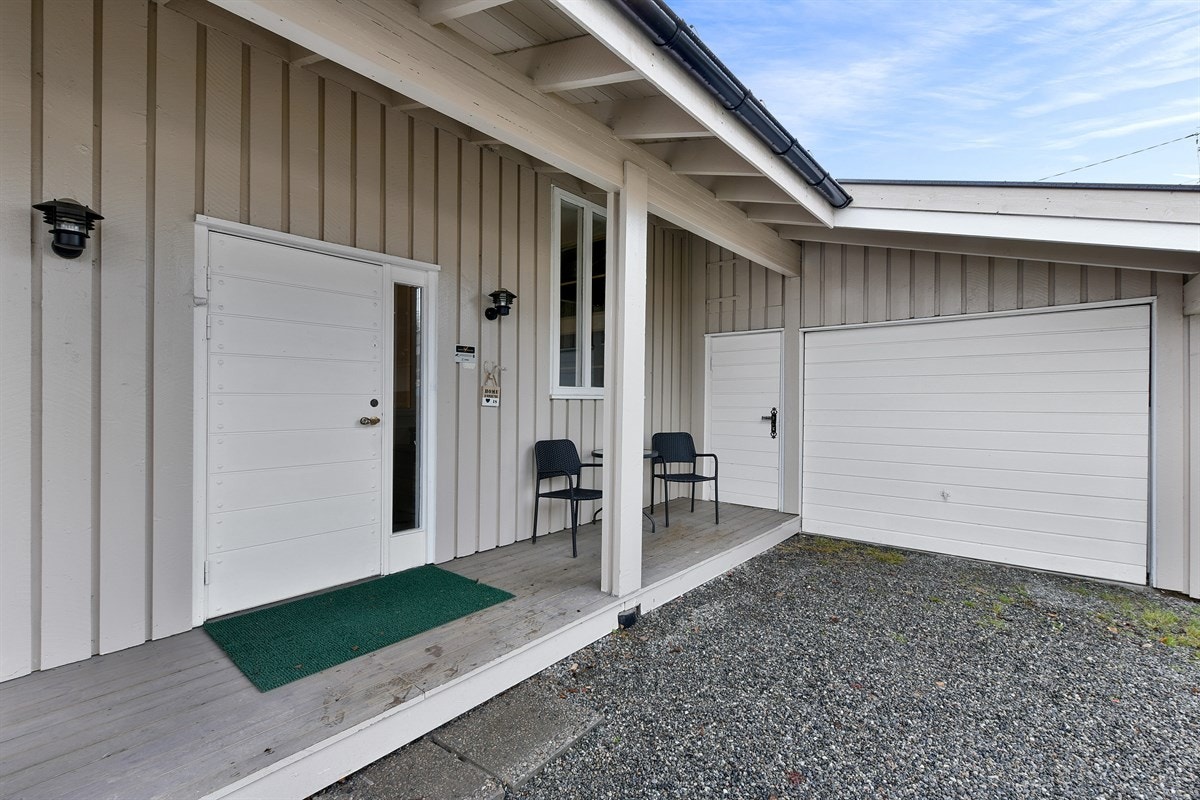 Boligen har adkomst via svalgang med hendig tilknytning til bod og garasje. Galleribilde