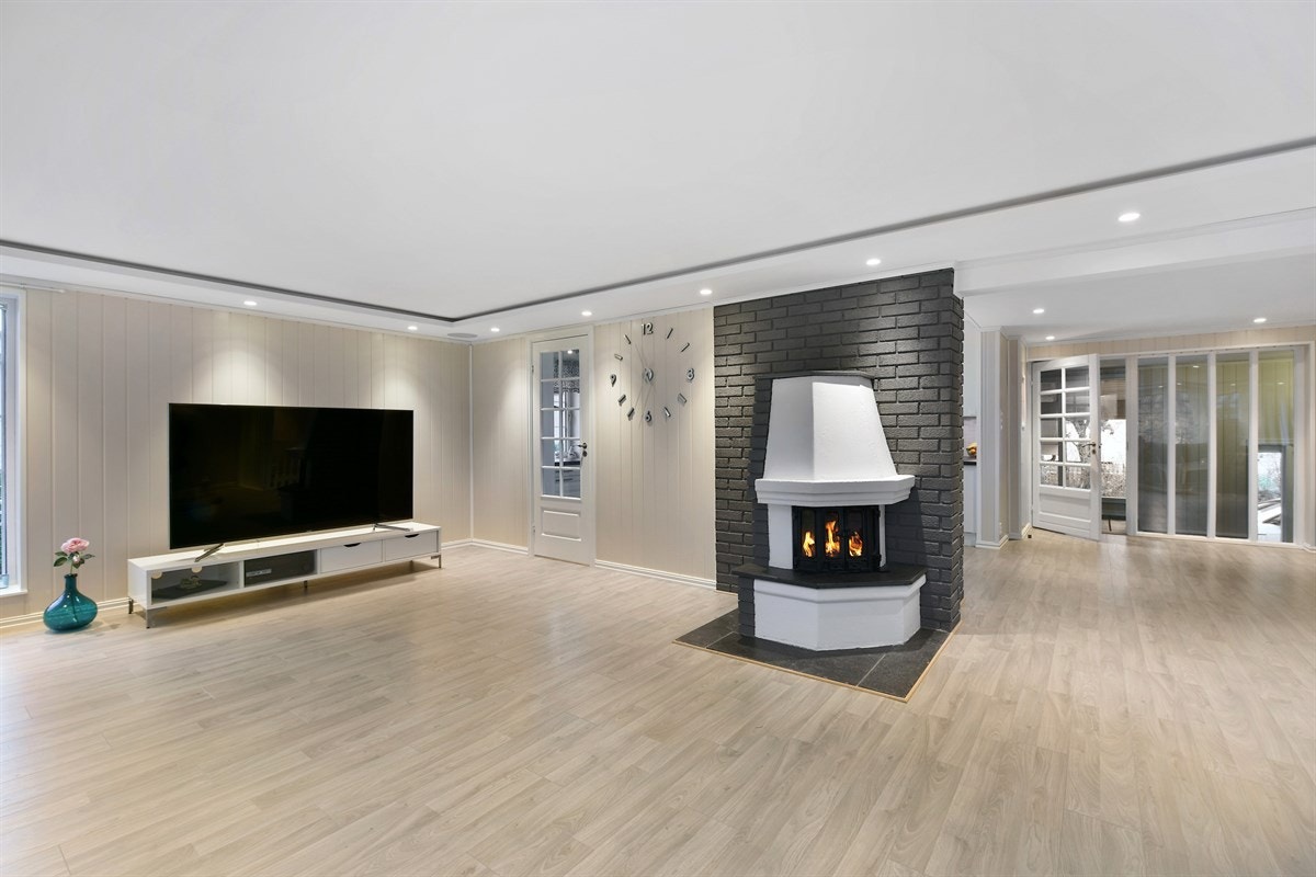 Det romslige vinkelarealet har god møbleringsfrihet og gjennomstrømmende lysforhold fra vindusflater som peker i tre himmelretninger. Galleribilde