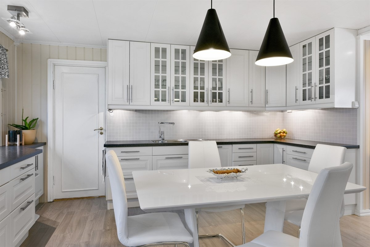 Kjøkkenet er romslig og har plass en hyggelig spiseplass. Galleribilde