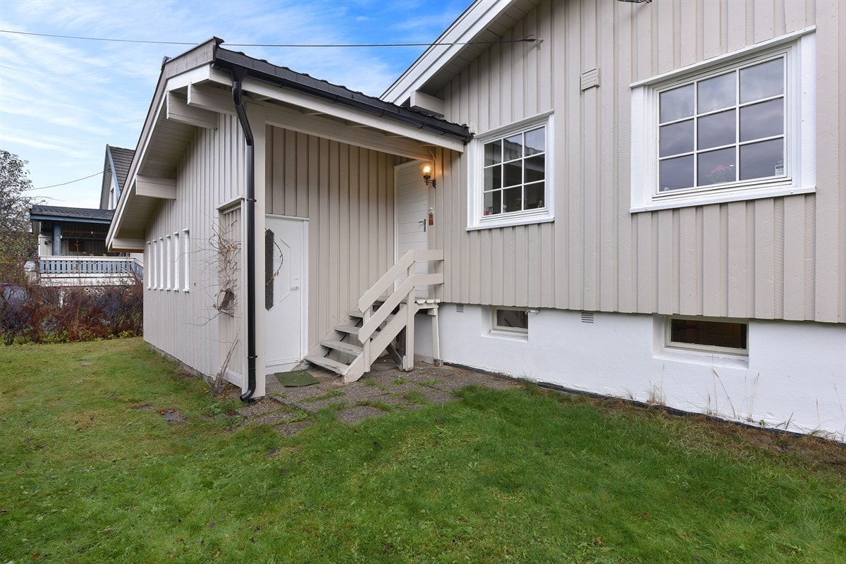 Går du rundt huset, er det egen adkomst til trapperom som fører ned til utleiedelen. Galleribilde