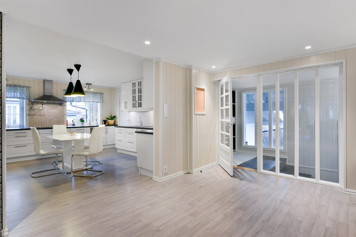 Kjøkken og stue har en delvis åpen løsning. Galleribilde