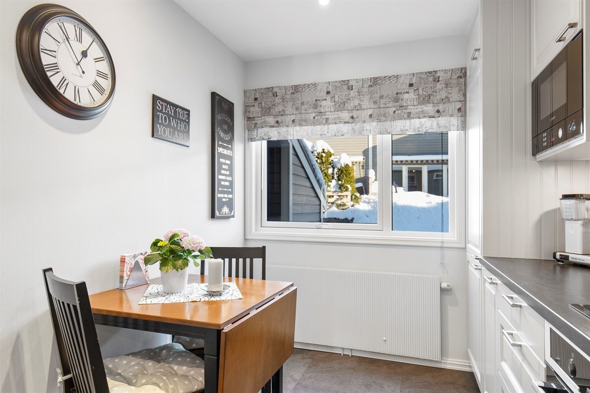 Hyggelig spiseplass med morgensol og terrassen rett utenfor. Galleribilde