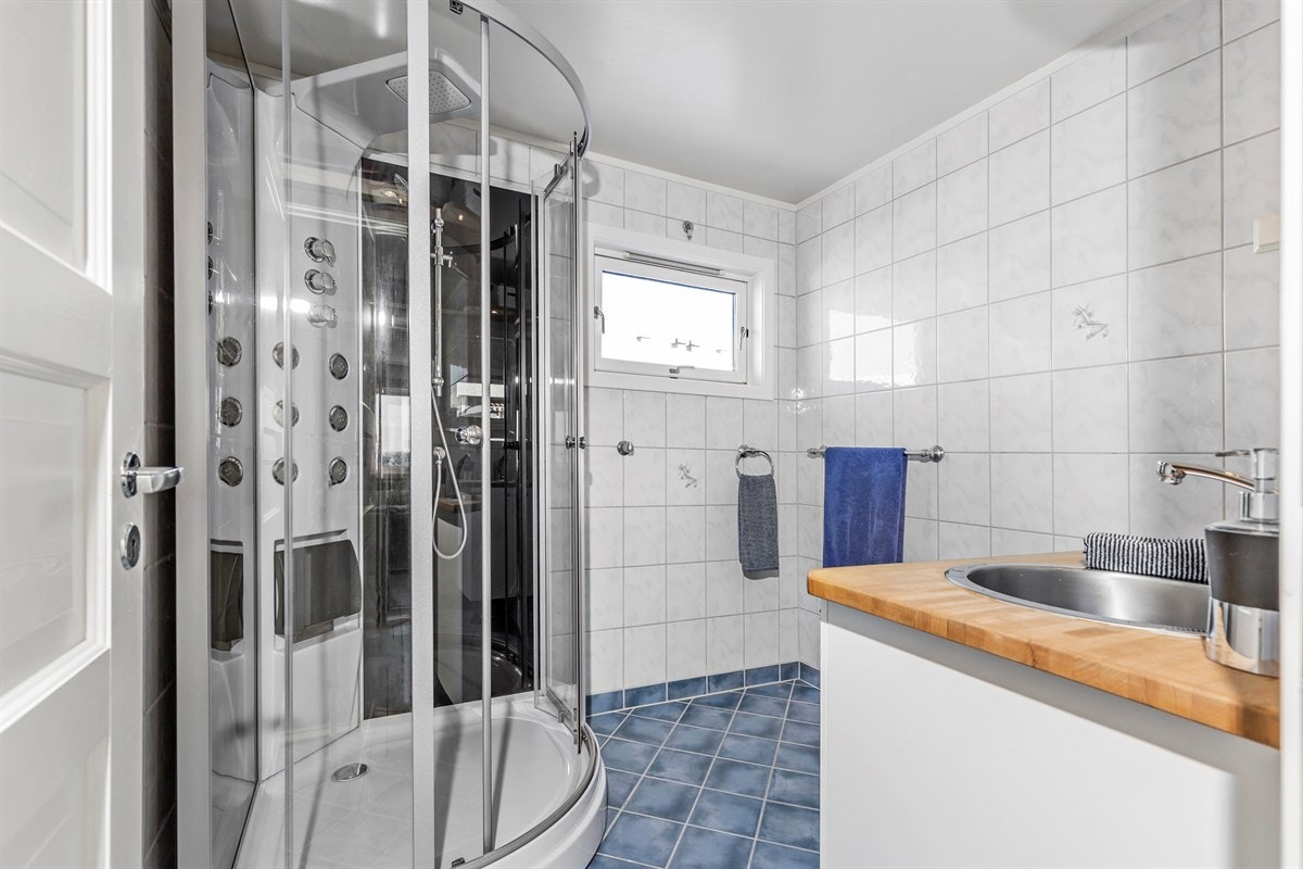 Badet har et nyere dusjkabinett. Galleribilde