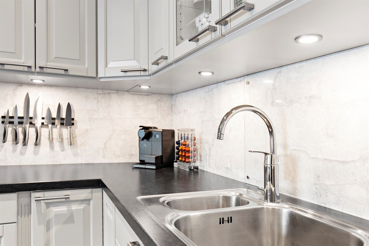 Downlights under overskap. Galleribilde