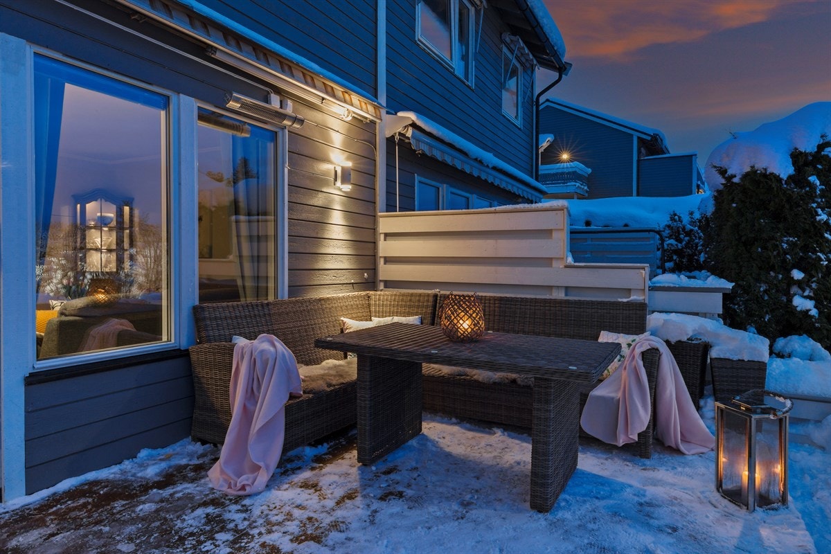 Vestvendt terrasse. Galleribilde