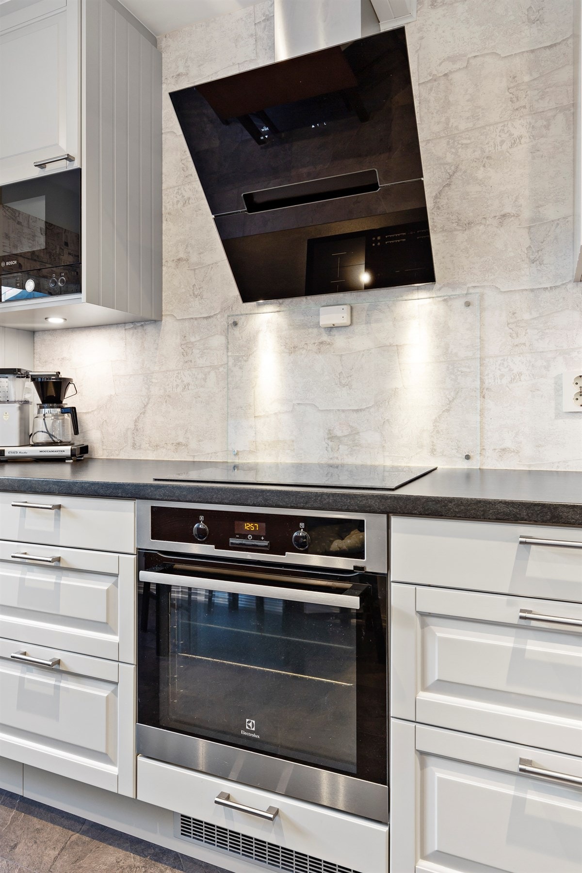 Witt ventilator og Electrolux induksjon platetopp med komfyrvakt. Galleribilde