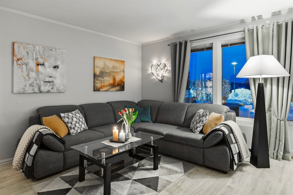 Stuen har god plass til sofaløsning. Galleribilde