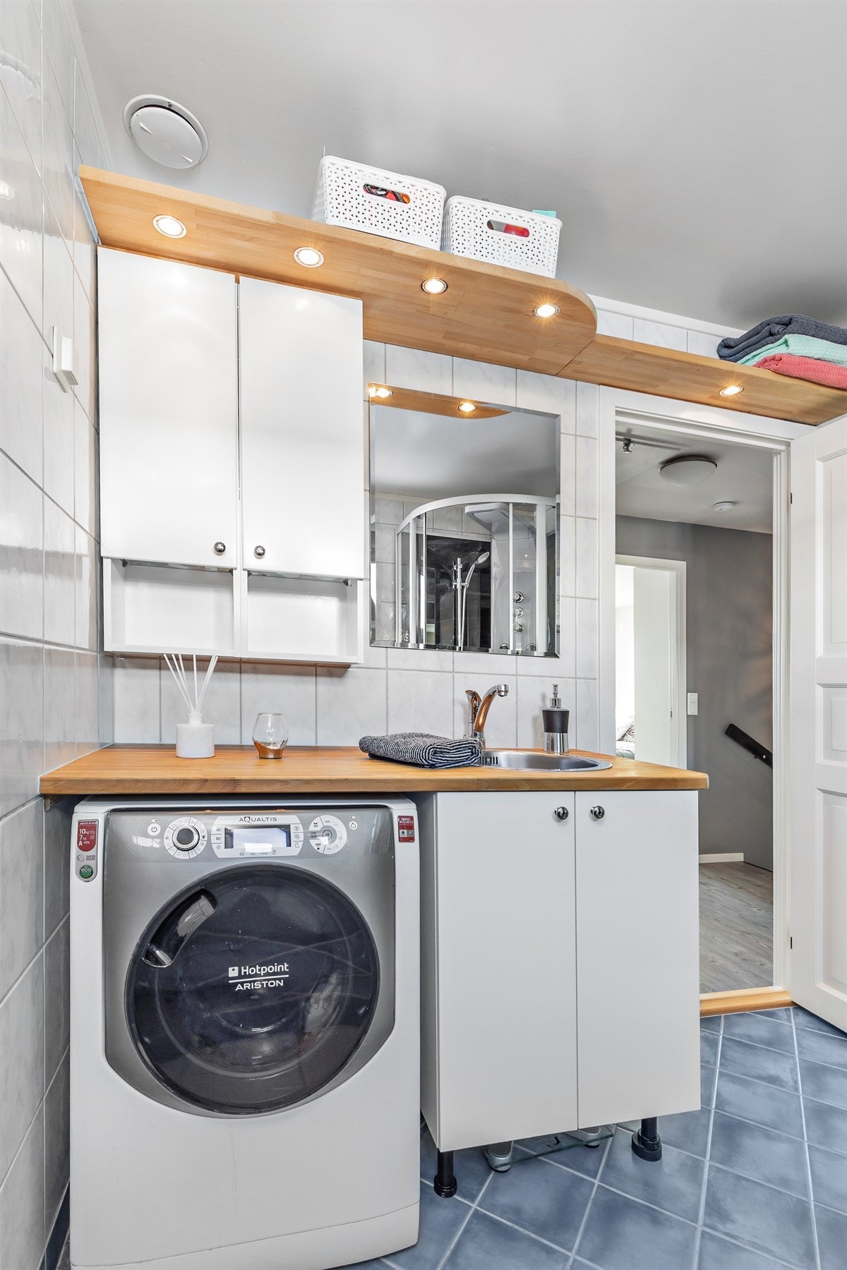 Baderomsinnredning med stor benkeplate og downlights. Galleribilde